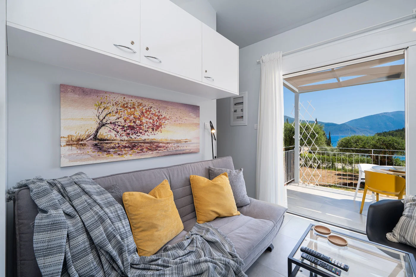 Stylish open-plan living area – beachfront apartment Kefalonia