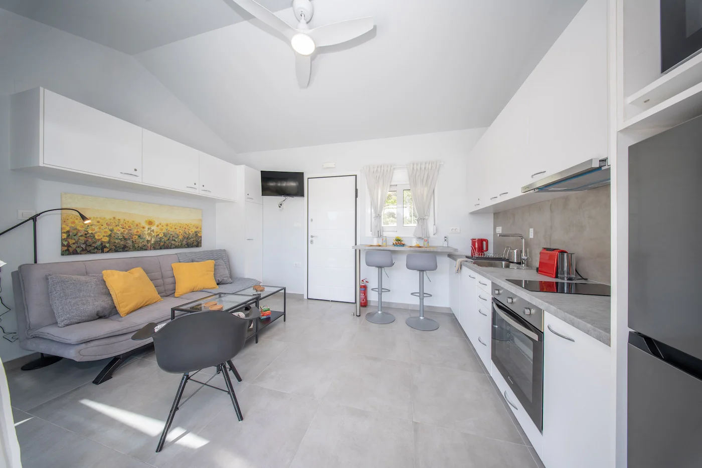 Fully equipped kitchen and dining space – Beach House Kefalonia apartments